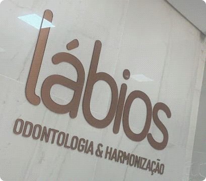 Letreiro Lábios Odontologia e Harmonização na parede da recepção
